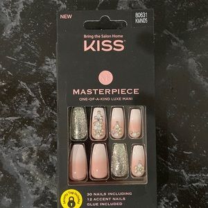 Kiss Masterpiece glue/press on nails